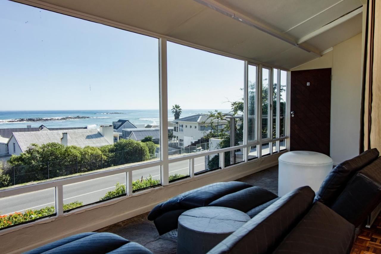 Blaauw Village Guest House Bloubergstrand Bagian luar foto