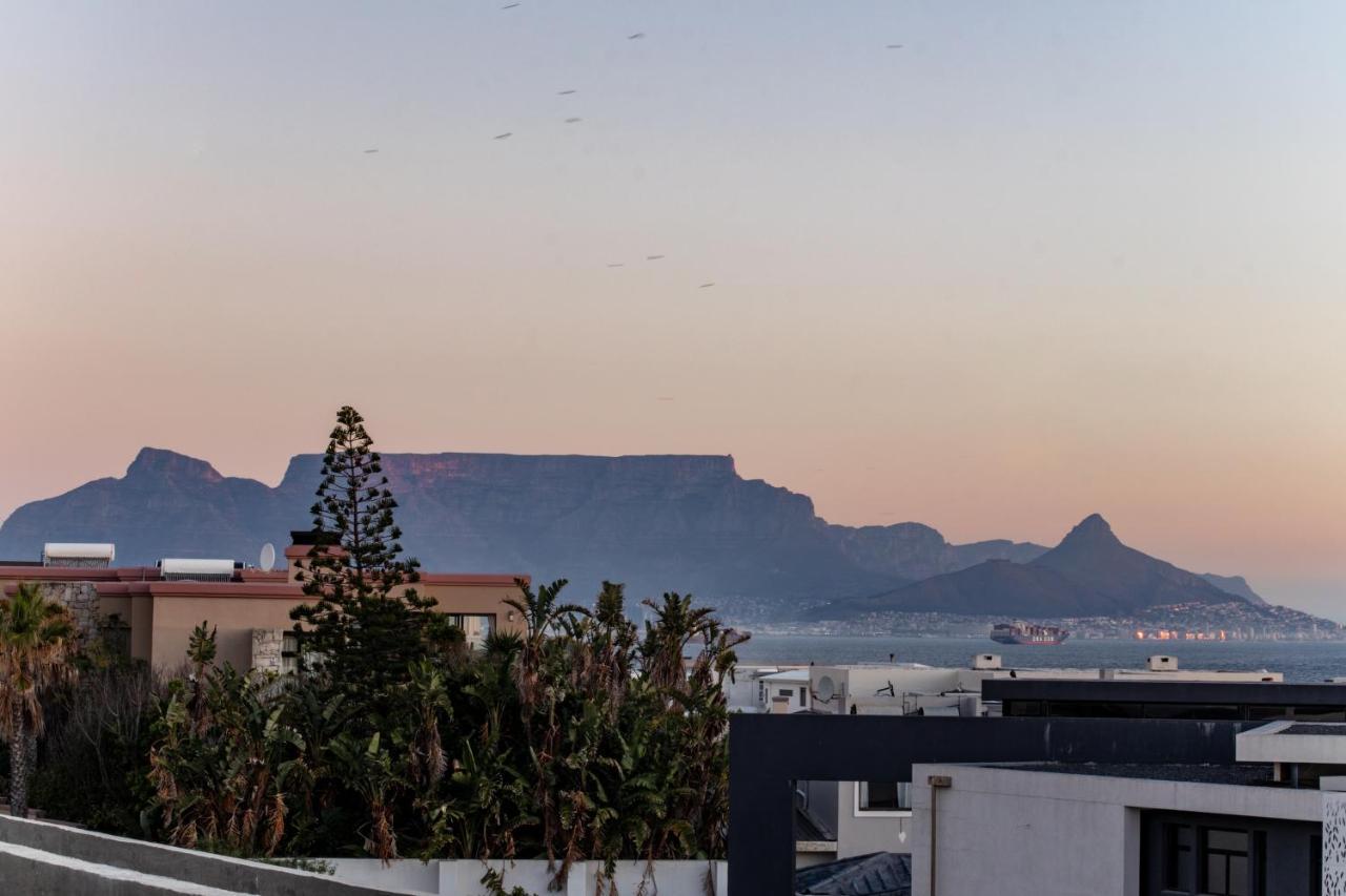 Blaauw Village Guest House Bloubergstrand Bagian luar foto