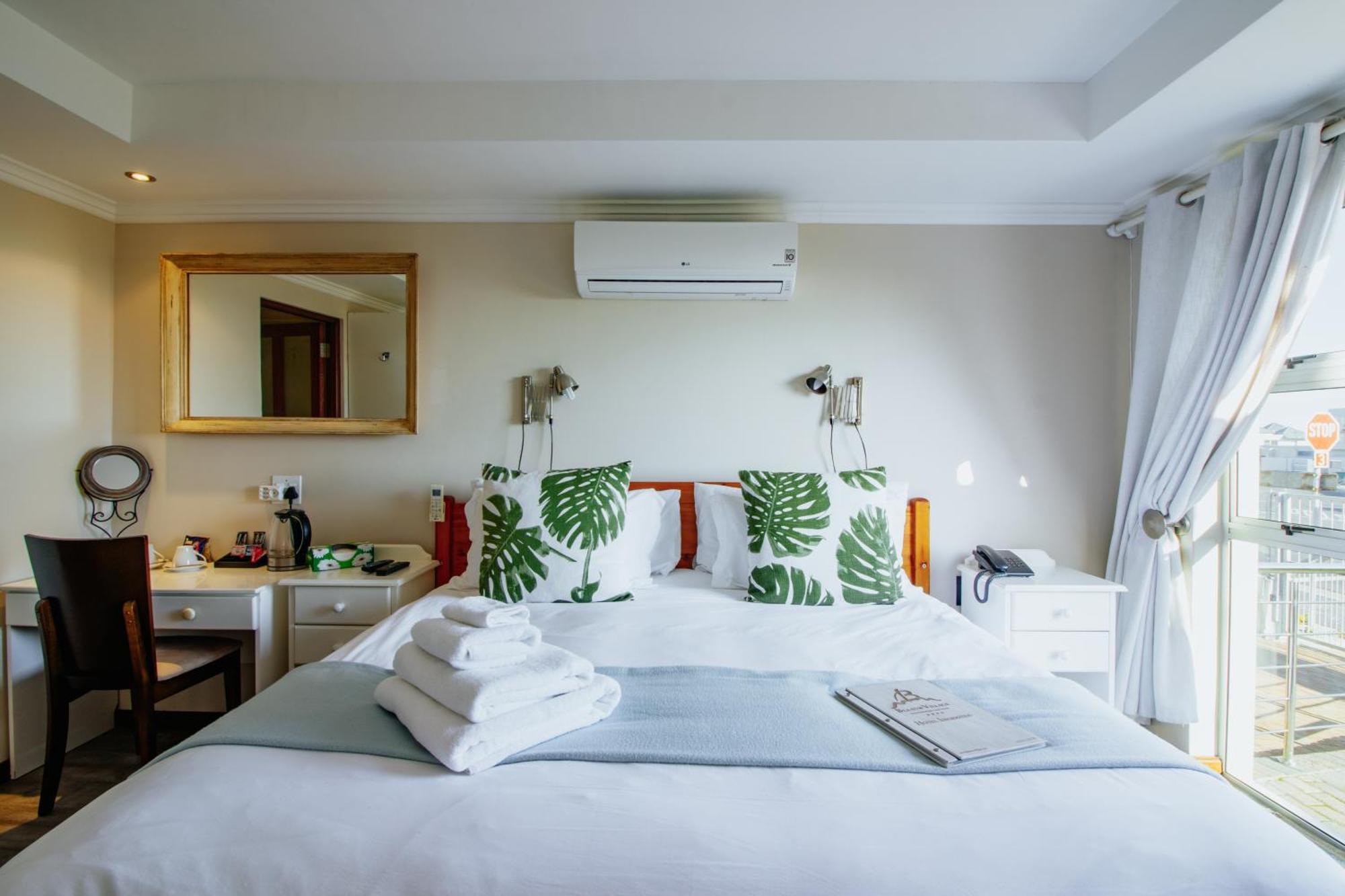 Blaauw Village Guest House Bloubergstrand Bagian luar foto