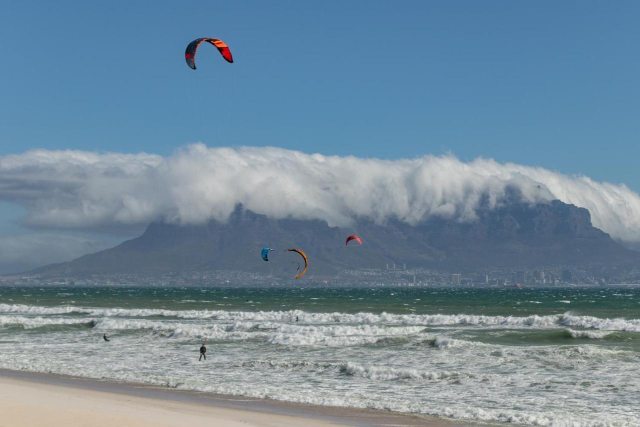 Blaauw Village Guest House Bloubergstrand Bagian luar foto