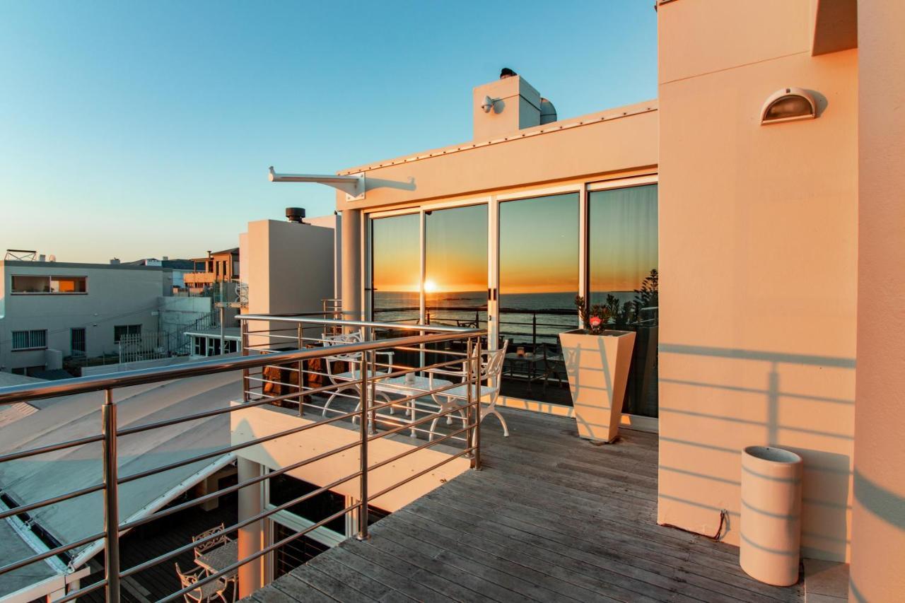 Blaauw Village Guest House Bloubergstrand Bagian luar foto