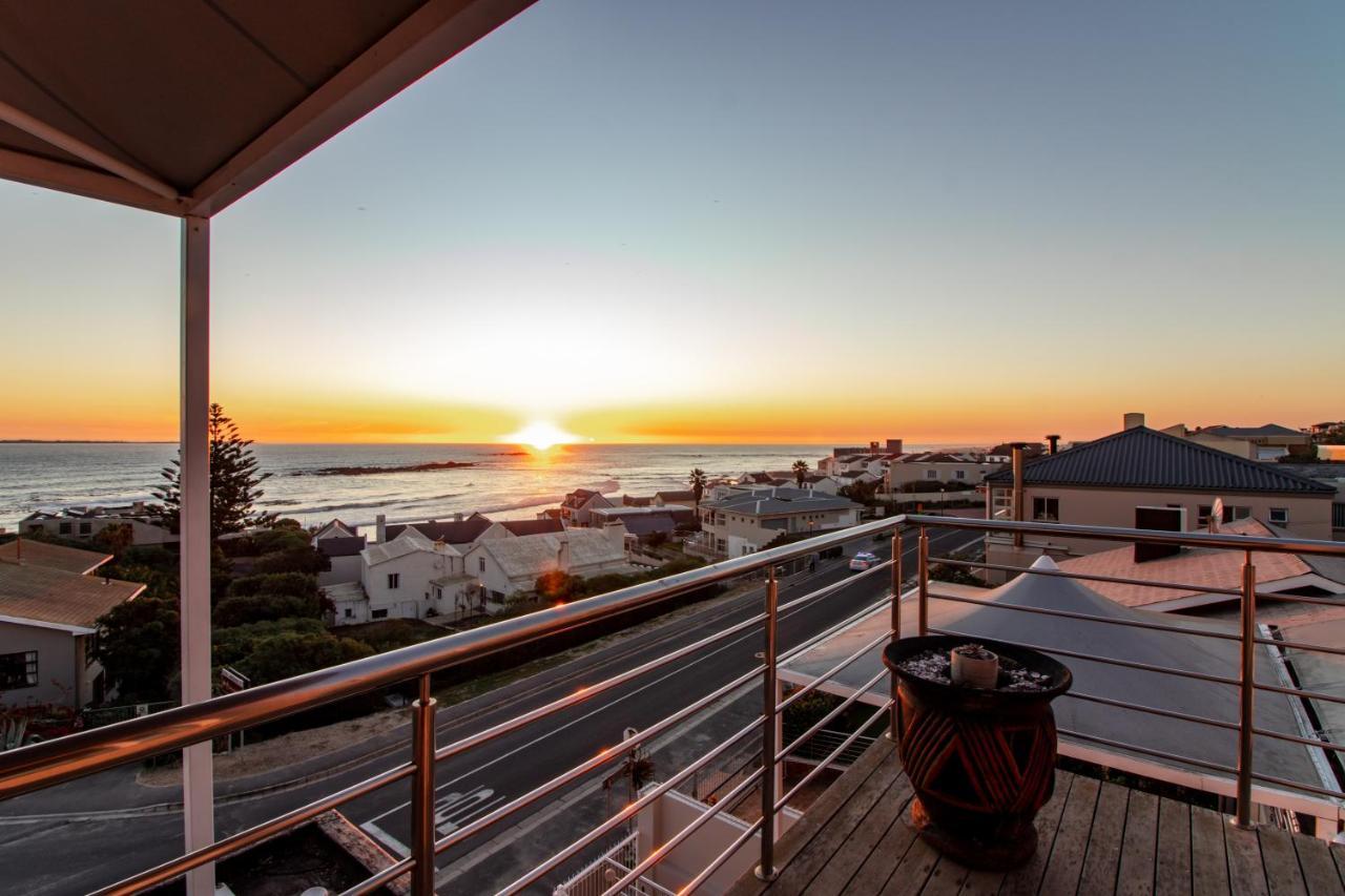 Blaauw Village Guest House Bloubergstrand Bagian luar foto
