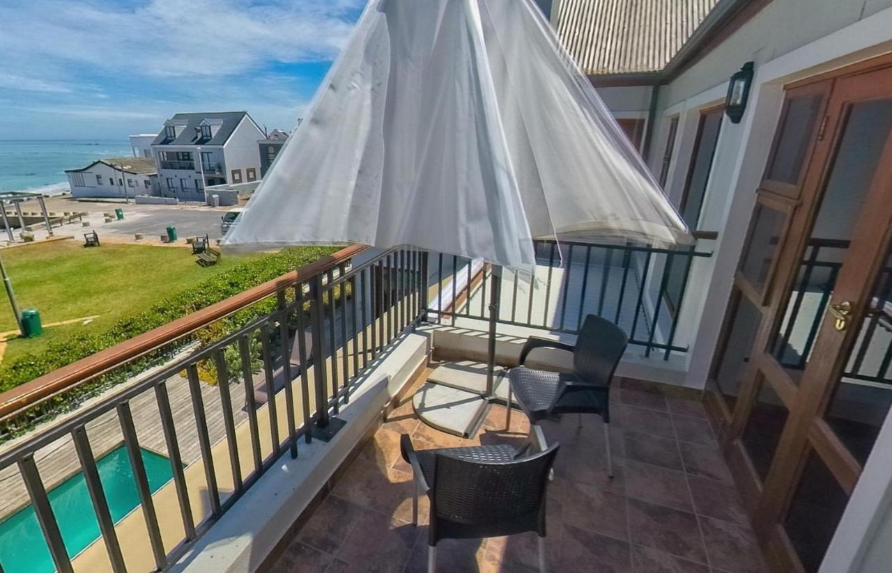 Blaauw Village Guest House Bloubergstrand Bagian luar foto
