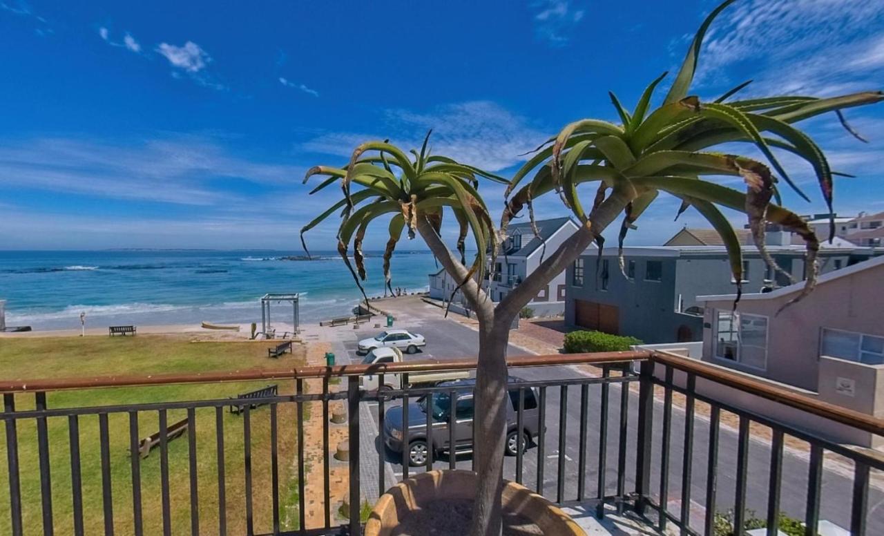 Blaauw Village Guest House Bloubergstrand Bagian luar foto