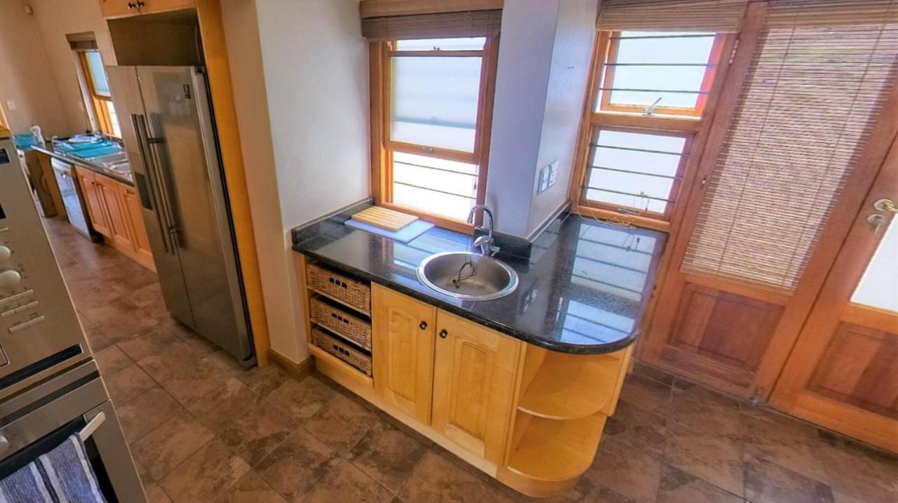 Blaauw Village Guest House Bloubergstrand Bagian luar foto