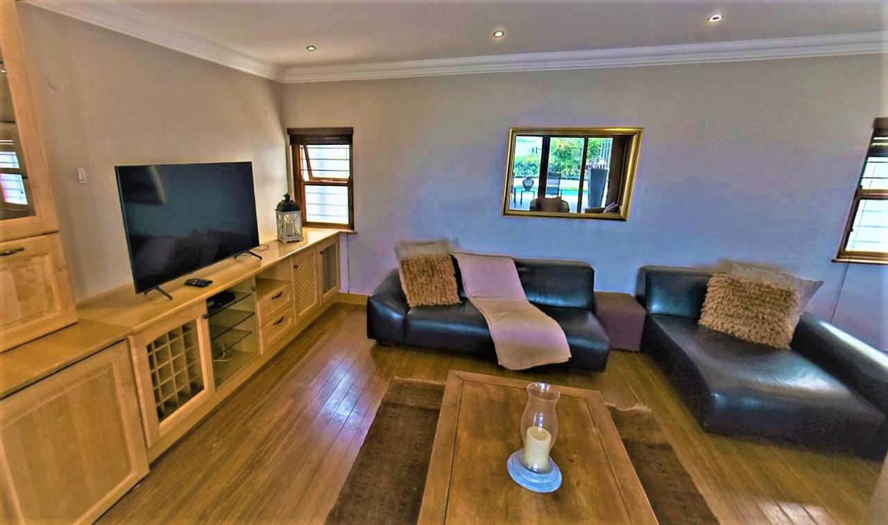 Blaauw Village Guest House Bloubergstrand Bagian luar foto