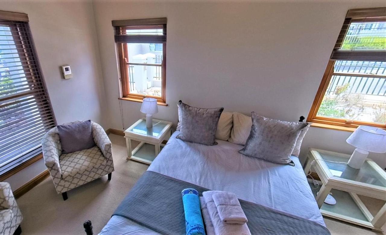 Blaauw Village Guest House Bloubergstrand Bagian luar foto
