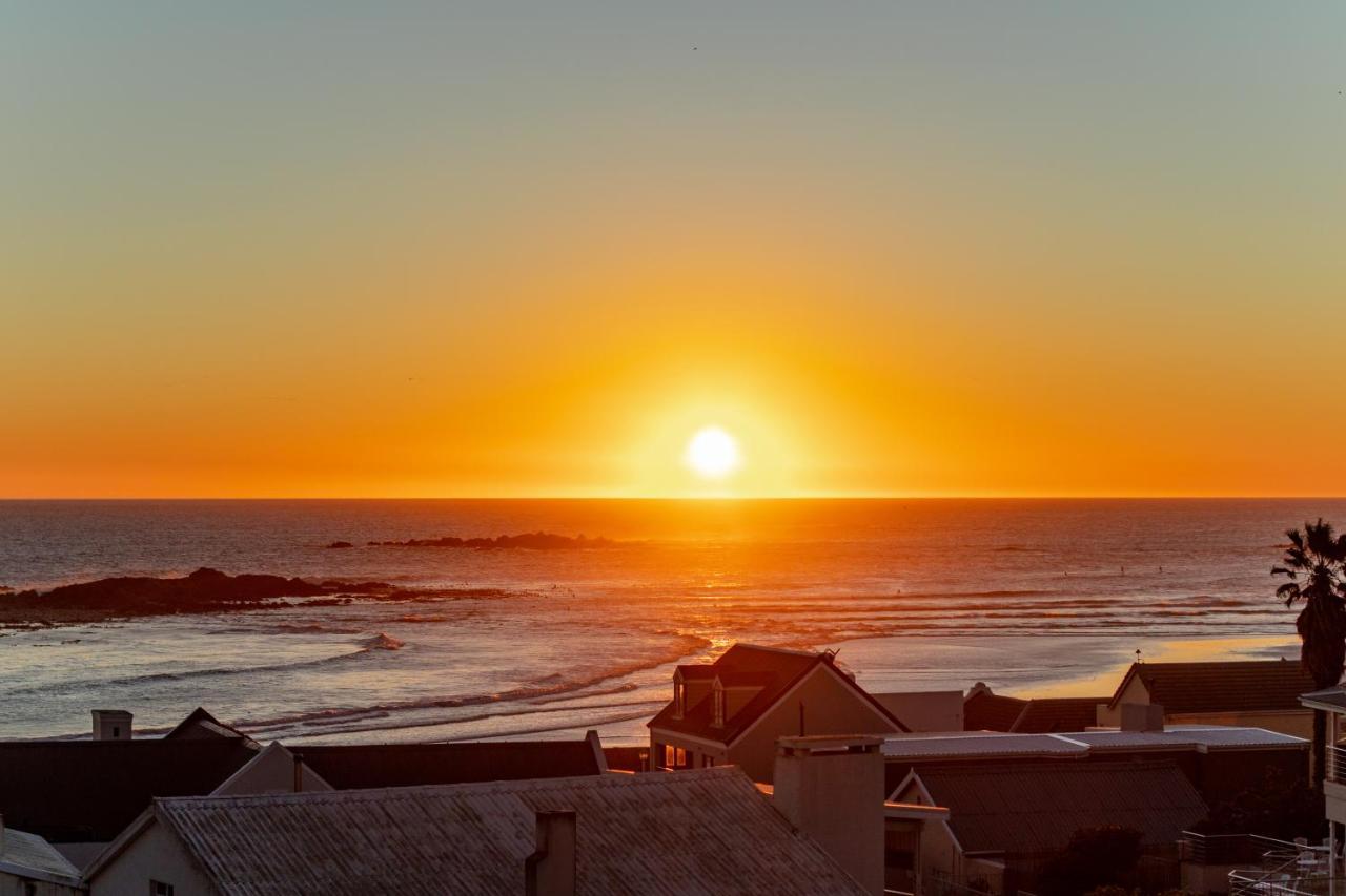 Blaauw Village Guest House Bloubergstrand Bagian luar foto